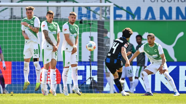 05 04 2026 Soccer season 2025 2026 2 Soccer Bundesliga 28 matchday SpVgg Greuther Fürth Kleeblatt SGF SC Paderborn 07 SCP Sportfoto Zink xwoxzix DFL regulations prohibit any use of photographs as image sequences and or quasi video only for editorial use free kick Mika Baur 14, SC Paderborn 07 wall Felix Klaus 30, SpVgg Greuther Fürth Philipp Ziereis 4, SpVgg Greuther Fürth Jan Elvedi 15, SpVgg Greuther Fürth right Maximilian Solomon Dietz 33, SpVgg Greuther Fürth