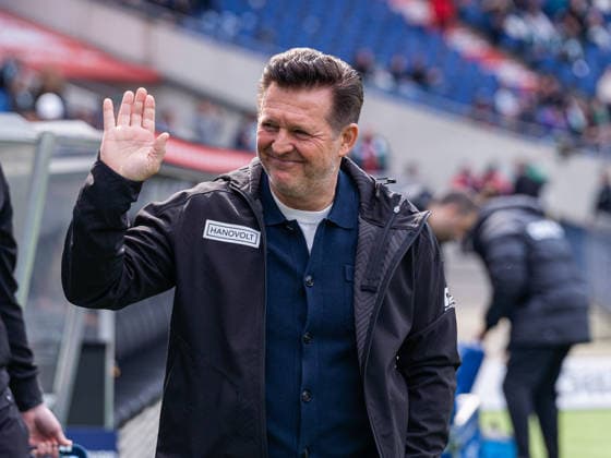 Christian Titz Hannover 96, Coach greets the fans before the match Hannover 96 vs SV Elversberg, Football, 2 Bundesliga, Matchday 28, Season 2025 2026, 05 04 2026 DFL REGULATIONS PROHIBIT ANY USE OF PHOTOGRAPHS AS IMAGE SEQUENCES AND OR QUASI VIDEO, Hannover 96 vs SV Elversberg, Football, 2 Bundesliga, Matchday 28, Season 2025 2026, 05 04 2026 Hannover Copyright: xEibner-Pressefoto Kruczynskix EP_DKI