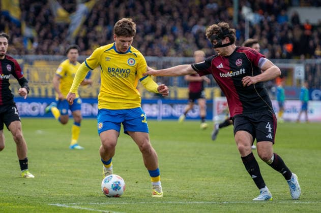 Germany Soccer, 2 Bundesliga, Matchday 28 2025 26, Eintracht Braunschweig 1 FC Nürnberg on 05 04 in Braunschweig, Eintracht Stadion Jovan Mijatovic Eintracht Braunschweig 11 on the ball, Fabio Gruber 1 FC Nürnberg 4 Copyright: xSvenxHeidmannx