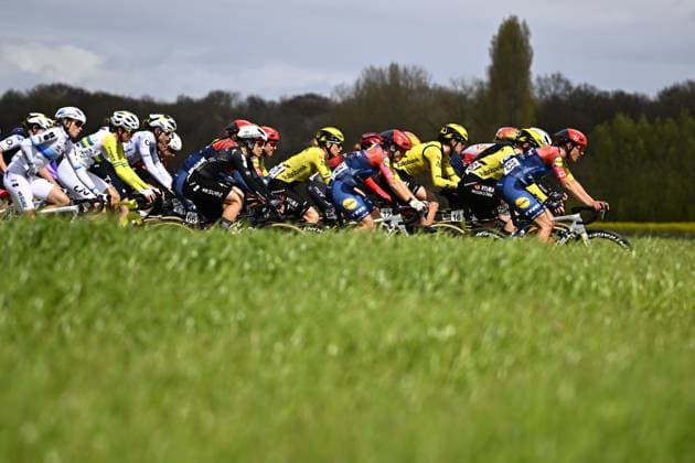 The pack of riders pictured in action during the women s race of the Ronde van Vlaanderen Tour des Flandres Tour of Flanders UCI WorldTour one day cycling race, 164,1 km with start and finish in Oudenaarde, Sunday 05 April 2026. JASPERxJACOBS  x169866306x
