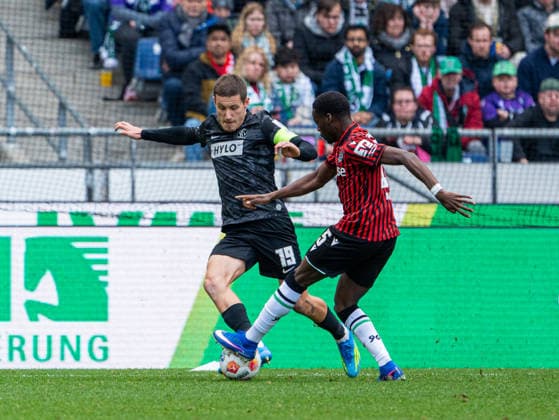 Lukas Pinckert SV 07 Elversberg, 19 in duel against Noel Aseko Nkili Hannover 96, 15 Hannover 96 vs SV Elversberg, Football, 2 Bundesliga, Matchday 28, Season 2025 2026, 05 04 2026 DFL REGULATIONS PROHIBIT ANY USE OF PHOTOGRAPHS AS IMAGE SEQUENCES AND OR QUASI VIDEO, Hannover 96 vs SV Elversberg, Football, 2 Bundesliga, Matchday 28, Season 2025 2026, 05 04 2026 Hannover Copyright: xEibner-Pressefoto Kruczynskix EP_DKI