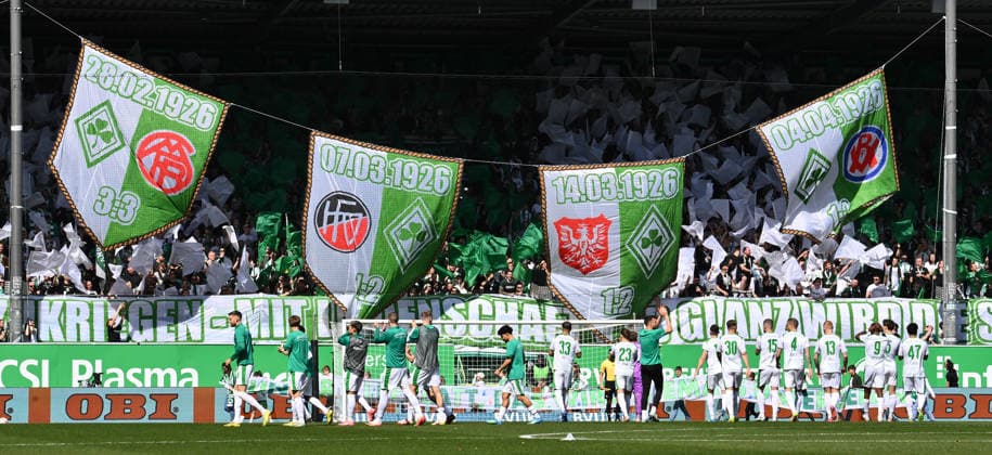 05 04 2026 Soccer Season 2025 2026 2 Soccer Bundesliga 28 Matchday SpVgg Greuther Fürth Kleeblatt SGF SC Paderborn 07 SCP Sportfoto Zink xwoxzix DFL regulations prohibit any use of photographs as image sequences and or quasi video only for editorial use Mannschaft Team Fürth vor Greutherfürthfans Fans Fanblock Kleeblattfans Choreo Choreografie