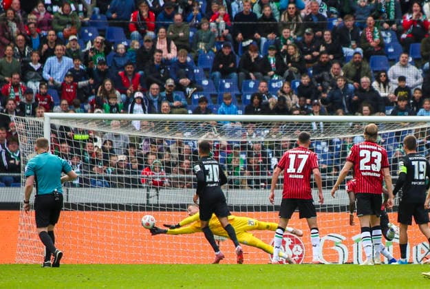 Germany Soccer 2 Bundesliga 2025 2026, 28 Matchday Hannover 96 vs SV 07 Elversberg Heinz von Heiden Arena Stadion Hannover Goal chance Noël Así ko Noel Aseko Hannover 96, 15 Nicolas Kristof SV 07 Elversberg, 20 Hannover Copyright: xAymanxAlahmedx