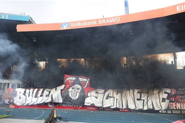05 04 2026 Soccer Season 2025 2026 2 Soccer Bundesliga 28 Matchday Eintracht Braunschweig BTSV EBS 1 FC Nürnberg FCN Club Sportfoto Zink DaMa xdaxmax DFL regulations prohibit any use of photographs as image sequences and or quasi video only for editorial use Symbolbild Symbolfoto Feature Impression Pyrotechnik Pyro Bengalfackel Bengalfackeln Rauch der Clubfan Clubfans FCN Fans Fans zu Beginn der zweiten Halbzeit Spielunterbrechung
