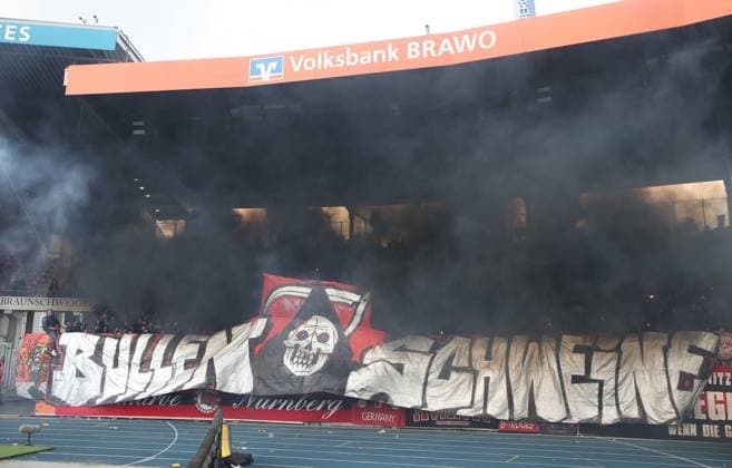 05 04 2026 Soccer season 2025 2026 2 Soccer Bundesliga 28 Matchday Eintracht Braunschweig BTSV EBS 1 FC Nürnberg FCN Club Sportfoto Zink DaMa xdaxmax DFL regulations prohibit any use of photographs as image sequences and or quasi video only for editorial use Symbolbild Symbolfoto Feature Impression Pyrotechnik Pyro Bengalfackel Bengalfackeln Rauch der Clubfan Clubfans FCN Fans Fans zu Beginn der zweiten Halbzeit Spielunterbrechung Bullenschweine