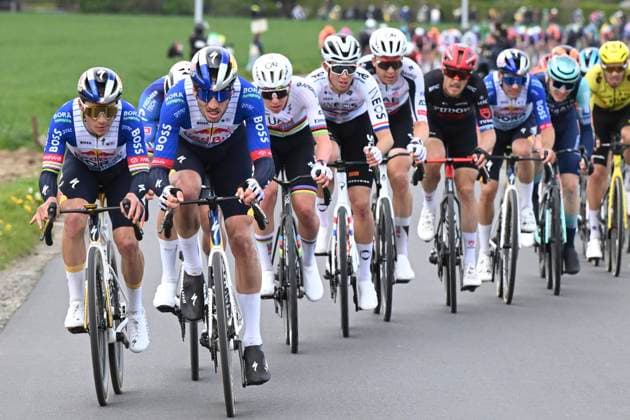 Ronde van Vlaanderen 2026 Cycling Race OUDENAARDE, BELGIUM - APRIL 05 : Evenepoel Remco (BEL) of Red Bull - BORA - Hansgrohe, Pogacar Tadej (SLO) of UAE Team Emirates - XRG, Vermeersch Florian (BEL) of UAE Team Emirates - XRG, Van Der Poel Mathieu (NED) of Alpecin - Premier Tech, Trentin Matteo (ITA) of Tudor Pro Cycling Team, Watson Samuel (GBR) of INEOS Grenadiers during the 110th edition of Ronde van Vlaanderen an UCI World Tour 1.UWT one day cycling road race for Men Elite of 271 km with start in Antwerpen and finish in Oudenaarde on April 5, 2026 in Oudenaarde, Belgium, 05 04 2026 ( Motordriver Guy De Vuyst - Oudenaarde Belgium  Copyright: xDarioxBelingherix