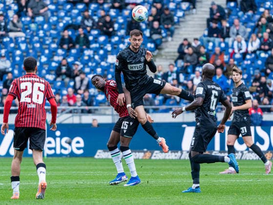 Lukasz Poreba SV 07 Elversberg, 08 in duel against Noel Aseko Nkili Hannover 96, 15 Hannover 96 vs SV Elversberg, Football, 2 Bundesliga, Matchday 28, Season 2025 2026, 05 04 2026 DFL REGULATIONS PROHIBIT ANY USE OF PHOTOGRAPHS AS IMAGE SEQUENCES AND OR QUASI VIDEO, Hannover 96 vs SV Elversberg, Football, 2 Bundesliga, Matchday 28, Season 2025 2026, 05 04 2026 Hannover Copyright: xEibner-Pressefoto Kruczynskix EP_DKI