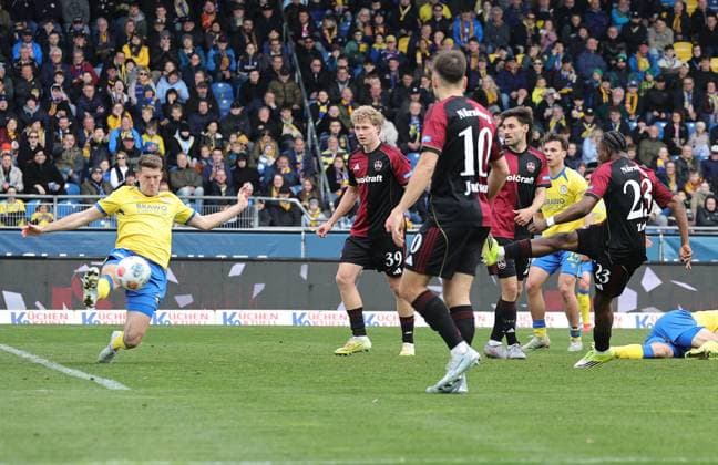 05 04 2026 Soccer Season 2025 2026 2 Soccer Bundesliga 28 Matchday Eintracht Braunschweig BTSV EBS 1 FC Nürnberg FCN Club Sportfoto Zink DaMa xdaxmax DFL regulations prohibit any use of photographs as image sequences and or quasi video only for editorial use Mohamed Ali Zoma 23, 1 FC Nürnberg FCN mit Torschuss gg Florian Flick 6, Eintracht Braunschweig BTSV EBS