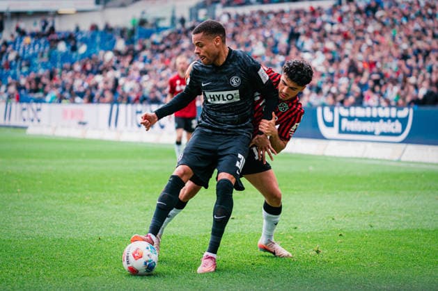 2 Bundesliga Hannover 96 vs SV Elversberg, 05 04 2026 duel, Jan Gyamerah SV Elversberg, 30 vs Husseyn Chakroun Hannover 96, 14 Soccer, 2 Bundesliga, 28 Matchday Hannover 96 vs SV Elversberg on 05 04 2026 at Heinz von Heiden Arena, Hannover DFL REGULATIONS PROHIBIT ANY USE OF PHOTOGRAPHS AS IMAGE SEQUENCES AND OR QUASI VIDEO Copyright: xBEAUTIFULxSPORTS Tonhäuserx