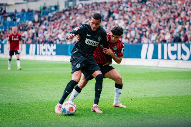 2 Bundesliga Hannover 96 vs SV Elversberg, 05 04 2026 duel, Jan Gyamerah SV Elversberg, 30 vs Husseyn Chakroun Hannover 96, 14 Soccer, 2 Bundesliga, 28 Matchday Hannover 96 vs SV Elversberg on 05 04 2026 at Heinz von Heiden Arena, Hannover DFL REGULATIONS PROHIBIT ANY USE OF PHOTOGRAPHS AS IMAGE SEQUENCES AND OR QUASI VIDEO Copyright: xBEAUTIFULxSPORTS Tonhäuserx