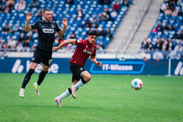2 Bundesliga Hannover 96 vs SV Elversberg, 05 04 2026 Husseyn Chakroun Hannover 96, 14 on the ball, behind him Lukas Petkov SV Elversberg, 25 Soccer, 2 Bundesliga, 28 Matchday Hannover 96 vs SV Elversberg on 05 04 2026 at Heinz von Heiden Arena, Hannover DFL REGULATIONS PROHIBIT ANY USE OF PHOTOGRAPHS AS IMAGE SEQUENCES AND OR QUASI VIDEO Copyright: xBEAUTIFULxSPORTS Tonhäuserx