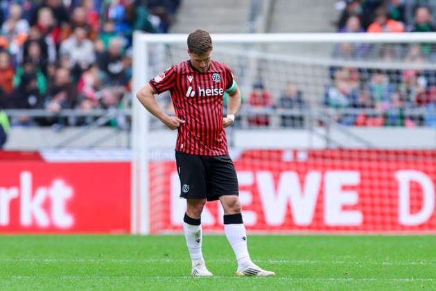 Enzo Leopold Hannover 96 looks disappointed, 2 Bundesliga, Hannover 96 v SV 07 Elversberg, Heinz von Heiden Arena on April 05, 2026 in Hanover, Germany Photo by Marco Steinbrenner DeFodi Images Enzo Leopold Hannover 96 looks disappointed, 2 Bundesliga, Hannover 96 v SV 07 Elversberg, Heinz von Heiden Arena, April 5, 2026 in Hanover, Germany Photo by Marco Steinbrenner DeFodi Images