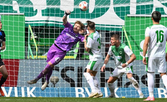 05 04 2026 Soccer Season 2025 2026 2 Soccer Bundesliga 28 Matchday SpVgg Greuther Fürth Kleeblatt SGF SC Paderborn 07 SCP Sportfoto Zink xwoxzix DFL regulations prohibit any use of photographs as image sequences and or quasi video only for editorial use Silas Prüfrock 43, SpVgg Greuther Fürth defends Felix Klaus 30, SpVgg Greuther Fürth Jan Elvedi 15, SpVgg Greuther Fürth
