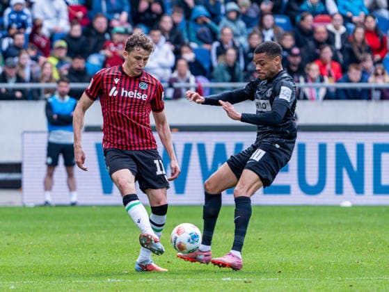 Benedikt Pichler Hannover 96, 11 in duel against Jan Gyamerah SV 07 Elversberg, 30 Hannover 96 vs SV Elversberg, Football, 2 Bundesliga, Matchday 28, Season 2025 2026, 05 04 2026 DFL REGULATIONS PROHIBIT ANY USE OF PHOTOGRAPHS AS IMAGE SEQUENCES AND OR QUASI VIDEO, Hannover 96 vs SV Elversberg, Football, 2 Bundesliga, Matchday 28, Season 2025 2026, 05 04 2026 Hannover Copyright: xEibner-Pressefoto Kruczynskix EP_DKI