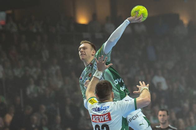 05 04 2026, xlakx, Handball Daikin HBL, Fuechse Berlin SC DHfK Leipzig v l Luka Rogan SC DHfK Leipzig , Mathias Gidsel Fuechse Berlin goes for the jump shot Berlin Daniel Lakomski