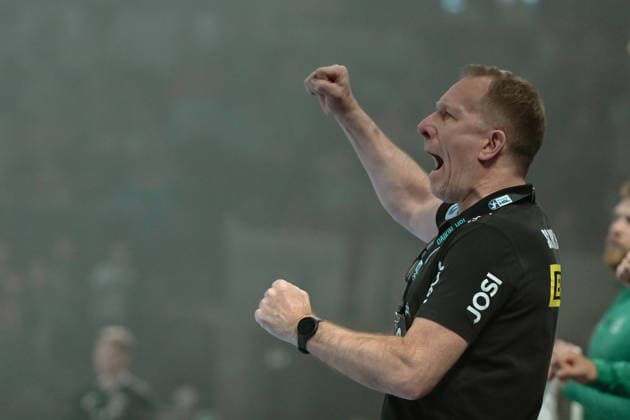 05 04 2026, xlakx, Handball Daikin HBL, Fuechse Berlin SC DHfK Leipzig v l Frank Carstens SC DHfK Leipzig coach gives instructions, gestures with his arms, gesticulates, gives instructions Berlin Daniel Lakomski