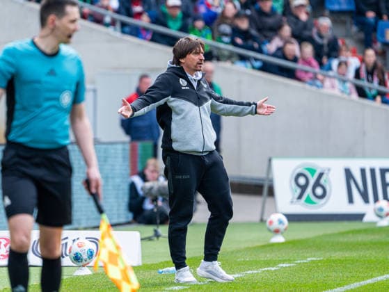 Vincent Wagner SV 07 Elversberg, Coach is angry Hannover 96 vs SV Elversberg, Football, 2 Bundesliga, Matchday 28, Season 2025 2026, 05 04 2026 DFL REGULATIONS PROHIBIT ANY USE OF PHOTOGRAPHS AS IMAGE SEQUENCES AND OR QUASI VIDEO, Hannover 96 vs SV Elversberg, Football, 2 Bundesliga, Matchday 28, Season 2025 2026, 05 04 2026 Hannover Copyright: xEibner-Pressefoto Kruczynskix EP_DKI