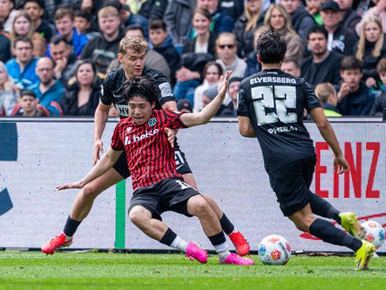 Lasse Guenther SV 07 Elversberg, 21 in duel against Daisuke Yokota Hannover 96, 18 Hannover 96 vs SV Elversberg, Football, 2 Bundesliga, Matchday 28, Season 2025 2026, 05 04 2026 DFL REGULATES PROHIBIT ANY USE OF PHOTOGRAPHS AS IMAGE SEQUENCES AND OR QUASI VIDEO, Hannover 96 vs SV Elversberg, Football, 2 Bundesliga, Matchday 28, Season 2025 2026, 05 04 2026 Hannover Copyright: xEibner-Pressefoto Kruczynskix EP_DKI