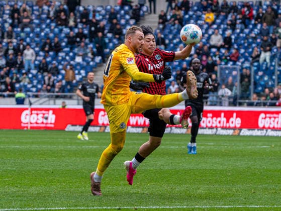 Daisuke Yokota Hannover 96, 18 in duel against Nicolas Kristof SV 07 Elversberg, 20 Hannover 96 vs SV Elversberg, Football, 2 Bundesliga, Matchday 28, Season 2025 2026, 05 04 2026 DFL REGULATES PROHIBIT ANY USE OF PHOTOGRAPHS AS IMAGE SEQUENCES AND OR QUASI VIDEO, Hannover 96 vs SV Elversberg, Football, 2 Bundesliga, Matchday 28, Season 2025 2026, 05 04 2026 Hannover Copyright: xEibner-Pressefoto Kruczynskix EP_DKI