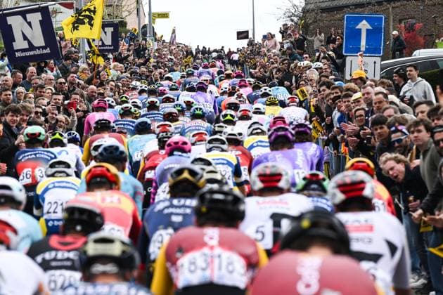 The peloton pictured in action on Berendries during the men s race of the Ronde van Vlaanderen Tour des Flandres Tour of Flanders UCI WorldTour one day cycling race, 278km with start and finish in Antwerpen, Sunday 05 April 2026. POOLxDARIOxBELINGHERI  x169869855x