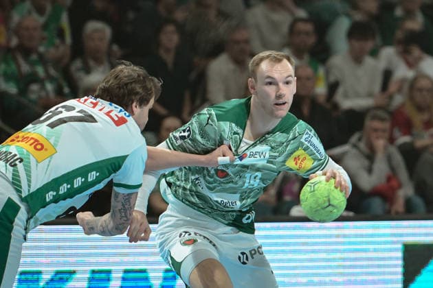 05 04 2026, xlakx, Handball Daikin HBL, Fuechse Berlin SC DHfK Leipzig v l Dean Bombac SC DHfK Leipzig , Mathias Gidsel Fuechse Berlin duel, duel, fight, tackle Berlin Daniel Lakomski