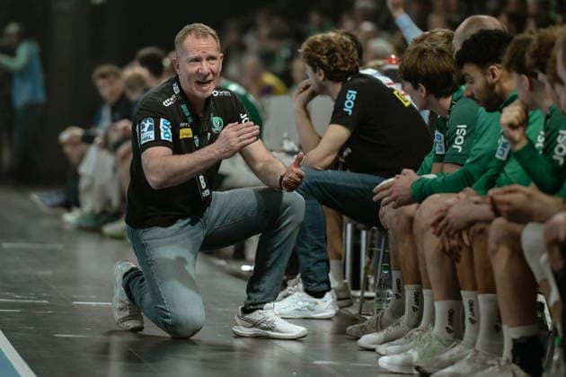 05 04 2026, xlakx, Handball Daikin HBL, Fuechse Berlin SC DHfK Leipzig v l Frank Carstens SC DHfK Leipzig coach gives instructions, gestures with his arms, gesticulates, gives instructions Berlin Daniel Lakomski