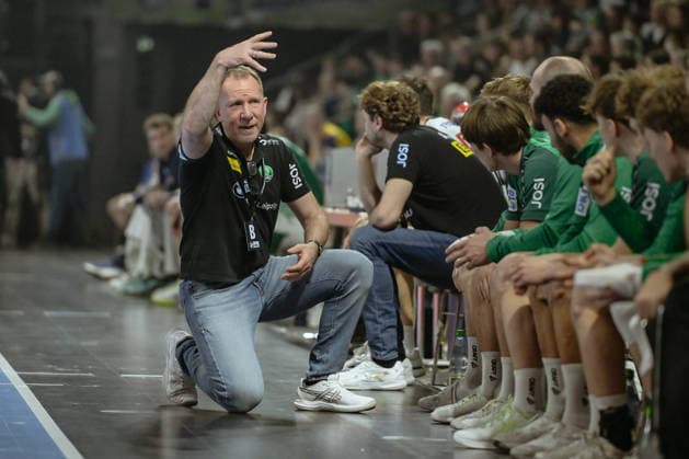 05 04 2026, xlakx, Handball Daikin HBL, Fuechse Berlin SC DHfK Leipzig v l Frank Carstens SC DHfK Leipzig coach gives instructions, gestures with his arms, gesticulates, gives instructions Berlin Daniel Lakomski