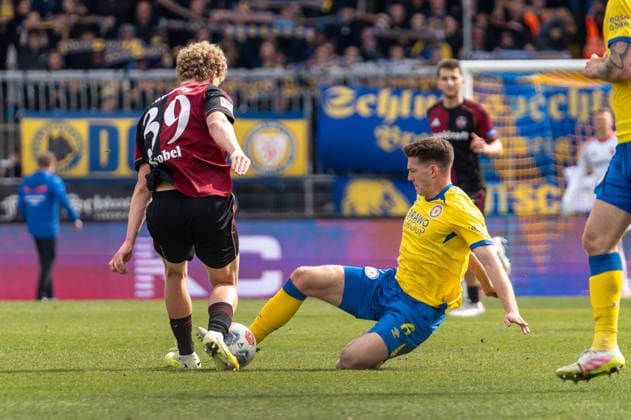 Germany Soccer, 2 Bundesliga, 28 Matchday 2025 26, Eintracht Braunschweig 1 FC Nürnberg on 05 04 in Braunschweig, Eintracht Stadion Florian Flick Eintracht Braunschweig 6 Piet Scobel 1 FC Nürnberg 39 Copyright: xSvenxHeidmannx