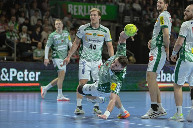 05 04 2026, xlakx, Handball Daikin HBL, Fuechse Berlin SC DHfK Leipzig v l Blaer Hinriksson SC DHfK Leipzig , Mijajlo Marsenic Fuechse Berlin throws goal Berlin Daniel Lakomski