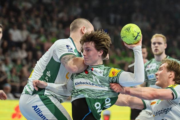Sport Bilder des Tages 05.04.2026, xlakx, Handball Daikin HBL, Fuechse Berlin - SC DHfK Leipzig v.l. Nils Lichtlein (Fuechse Berlin) Zweikampf, Duell, Kampf, tackle Berlin *** 05 04 2026, xlakx, Handball Daikin HBL, Fuechse Berlin SC DHfK Leipzig v l Nils Lichtlein Fuechse Berlin duel, duel, fight, tackle Berlin Daniel Lakomski