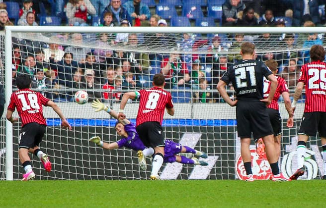 Germany Soccer 2 Bundesliga 2025 2026, Matchday 28 Hannover 96 vs SV 07 Elversberg Heinz von Heiden Arena Stadion Hannover Penalty taken by player Lukas Petkov SV 07 Elversberg, 25 Nahuel Noll Hannover 96, 1 Hannover Copyright: xAymanxAlahmedx