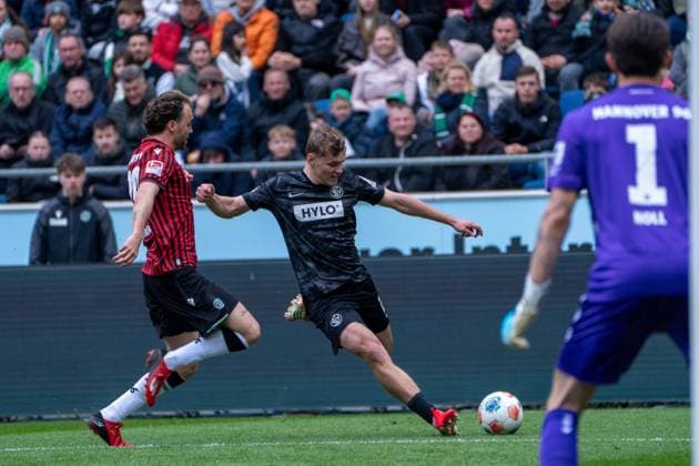 Germany 2 Bundesliga 2025 2026, 28 Matchday Hannover 96 vs SV Elversberg Heinz von Heiden Arena Hannover Tom Zimmerschied SV 07 Elversberg, 29 on the ball Copyright: xTomxLauruschkatx