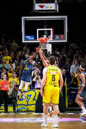 Chris Clemons EWE Baskets Oldenburg, 03 , defends, GER, ALBA Berlin vs EWE Baskets Oldenburg, Basketball Men, easy Credit BBL, Season 2025 2026, 28 Matchday, 05 04 2026 GER, ALBA Berlin vs EWE Baskets Oldenburg, Basketball Men, easy Credit BBL, Season 2025 2026, 28 Matchday, 05 04 2026 Berlin Copyright: xClaudiusxRauch,xEibner-Pressefotox xClaudiusxRauchx EP_CRH