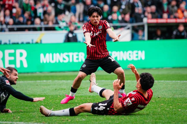Sport Bilder des Tages 2. Bundesliga: Hannover 96 vs. SV Elversberg, 05.04.2026 Daisuke Yokota (Hannover 96, 18) verärgert über Husseyn Chakroun (Hannover 96, 14); Fußball, 2. Bundesliga, 28. Spieltag: Hannover 96 vs. SV Elversberg am 05.04.2026 in der Heinz von Heiden Arena, Hannover DFL REGULATIONS PROHIBIT ANY USE OF PHOTOGRAPHS AS IMAGE SEQUENCES AND OR QUASI-VIDEO. *** 2 Bundesliga Hannover 96 vs SV Elversberg, 05 04 2026 Daisuke Yokota Hannover 96, 18 angry about Husseyn Chakroun Hannover 96, 14 Soccer, 2 Bundesliga, 28 Matchday Hannover 96 vs SV Elversberg on 05 04 2026 at Heinz von Heiden Arena, Hannover DFL REGULATIONS PROHIBIT ANY USE OF PHOTOGRAPHS AS IMAGE SEQUENCES AND OR QUASI VIDEO Copyright: xBEAUTIFULxSPORTS Tonhäuserx