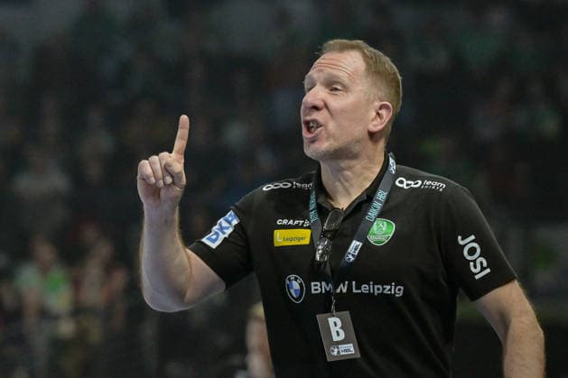05 04 2026, xlakx, Handball Daikin HBL, Fuechse Berlin SC DHfK Leipzig v l Frank Carstens SC DHfK Leipzig coach gives instructions, gestures with his arms, gesticulates, gives instructions Berlin Daniel Lakomski