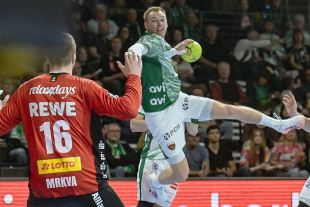 05 04 2026, xlakx, Handball Daikin HBL, Fuechse Berlin SC DHfK Leipzig v l Tomas Mrvkva SC DHfK Leipzig , Mathias Gidsel Fuechse Berlin goes for the jump shot Berlin Daniel Lakomski