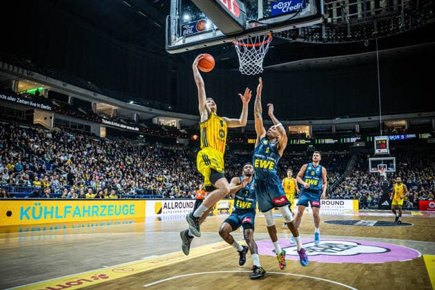 Basketball Berlin 05 04 2026 Season 2025 2026 EasyCredit BBL 1 Bundesliga Men, Men Alba Berlin EWE Baskets Oldenburg Malte Delow Alba Berlin, No 06 Kyle Lofton Oldenburg, No 00