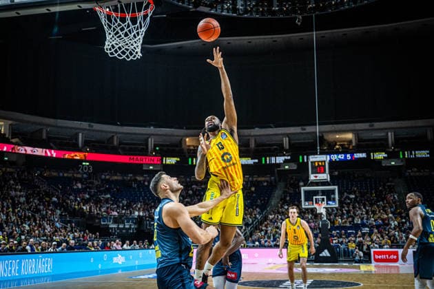 Basketball Berlin 05 04 2026 Season 2025 2026 EasyCredit BBL 1 Bundesliga Men, Men Alba Berlin EWE Baskets Oldenburg J wan Roberts Alba Berlin, No 13 Filip Stanic Oldenburg, No 65