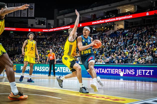 Basketball Berlin 05 04 2026 Season 2025 2026 EasyCredit BBL 1 Bundesliga Men, Men Alba Berlin EWE Baskets Oldenburg Nicholas Tischler Oldenburg, No 11 Sam Griesel Alba Berlin, No 05
