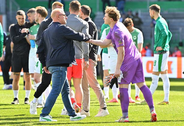 05 04 2026 Soccer Season 2025 2026 2 Soccer Bundesliga 28 Matchday SpVgg Greuther Fürth Kleeblatt SGF SC Paderborn 07 SCP Sportfoto Zink MeZi xmexzix DFL regulations prohibit any use of photographs as image sequences and or quasi video only for editorial use Heiko Vogel Trainer SpVgg Greuther Fürth Silas Prüfrock 43, SpVgg Greuther Fürth disappointed Disappointment after the end of the match