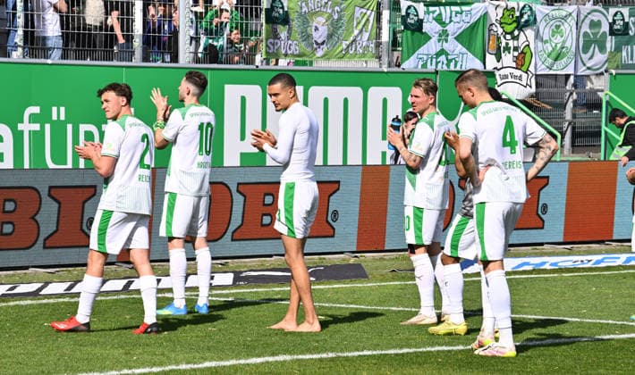 05 04 2026 Soccer Season 2025 2026 2 Soccer Bundesliga 28 Matchday SpVgg Greuther Fürth Kleeblatt SGF SC Paderborn 07 SCP Sportfoto Zink xwoxzix DFL regulations prohibit any use of photographs as image sequences and or quasi video only for editorial use Mannschaft Team Fürth vor Greutherfürthfans Fans Fanblock Kleeblattfans enttäuscht Enttäuschung nach Spielende