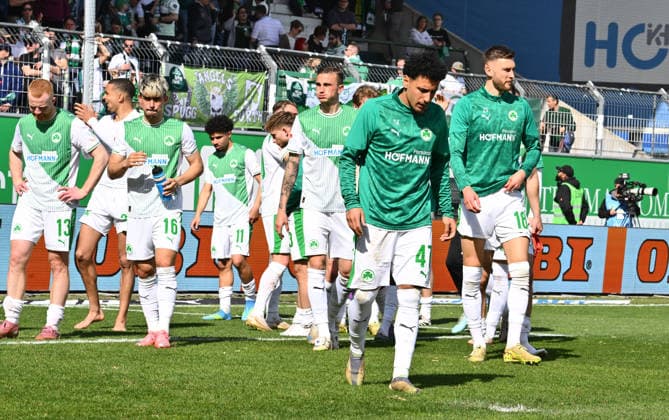 05 04 2026 Soccer Season 2025 2026 2 Soccer Bundesliga 28 Matchday SpVgg Greuther Fürth Kleeblatt SGF SC Paderborn 07 SCP Sportfoto Zink xwoxzix DFL regulations prohibit any use of photographs as image sequences and or quasi video only for editorial use Mannschaft Team Fürth disappointed Disappointment after the end of the match
