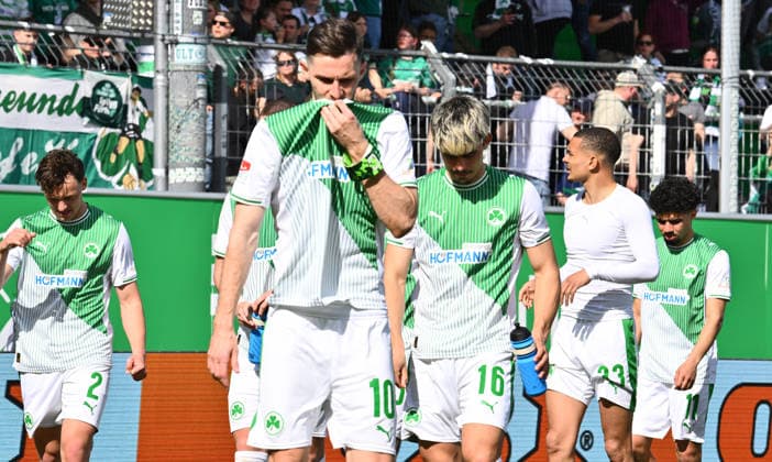 05 04 2026 Soccer Season 2025 2026 2 Soccer Bundesliga 28 Matchday SpVgg Greuther Fürth Kleeblatt SGF SC Paderborn 07 SCP Sportfoto Zink xwoxzix DFL regulations prohibit any use of photographs as image sequences and or quasi video only for editorial use Branimir Hrgota 10, SpVgg Greuther Fürth and team Team disappointed Disappointment after the end of the match