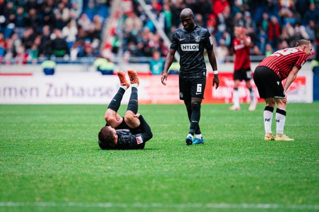 2 Bundesliga Hannover 96 vs SV Elversberg, 05 04 2026 Åukasz PorÄ™ba SV Elversberg, 8 lies on the ground after the final whistle Football, 2 Bundesliga, Matchday 28 Hannover 96 vs SV Elversberg on 05 04 2026 at Heinz von Heiden Arena, Hannover DFL REGULATIONS PROHIBIT ANY USE OF PHOTOGRAPHS AS IMAGE SEQUENCES AND OR QUASI VIDEO Copyright: xBEAUTIFULxSPORTS Tonhäuserx