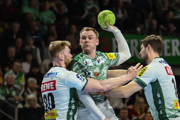 05 04 2026, xlakx, Handball Daikin HBL, Fuechse Berlin SC DHfK Leipzig v l William Bogojevic SC DHfK Leipzig , Mathias Gidsel Fuechse Berlin , Marko Mamic SC DHfK Leipzig duel, fight, tackle Berlin Daniel Lakomski