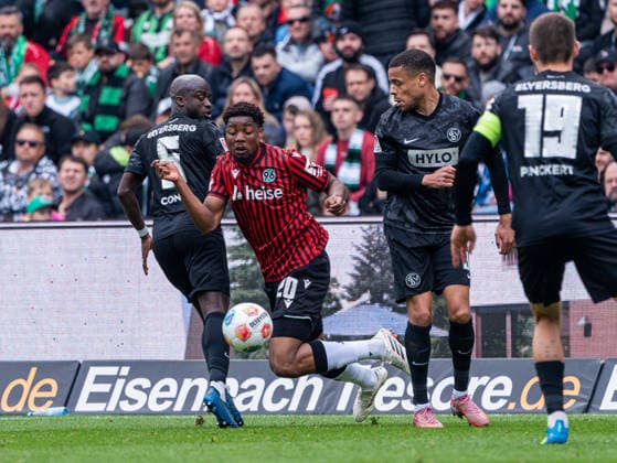 Ime Daniel Okon Hannover 96, 20 in duel against Amara Conde SV 07 Elversberg, 06 and Jan Gyamerah SV 07 Elversberg, 30 Hannover 96 vs SV Elversberg, Soccer, 2 Bundesliga, Matchday 28, Season 2025 2026, 05 04 2026 DFL REGULATES PROHIBIT ANY USE OF PHOTOGRAPHS AS IMAGE SEQUENCES AND OR QUASI VIDEO, Hannover 96 vs SV Elversberg, Football, 2 Bundesliga, Matchday 28, Season 2025 2026, 05 04 2026 Hannover Copyright: xEibner-Pressefoto Kruczynskix EP_DKI