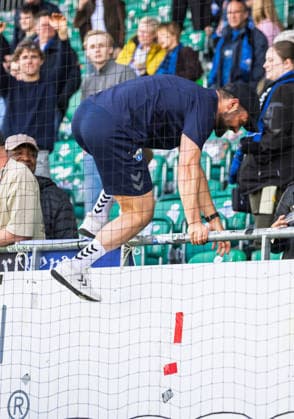05 04 2026 Soccer Season 2025 2026 2 Soccer Bundesliga 28 Matchday SpVgg Greuther Fürth Kleeblatt SGF SC Paderborn 07 SCP Sportfoto Zink xwoxzix DFL regulations prohibit any use of photographs as image sequences and or quasi video only for editorial use Ralf Kettemann Trainer SC Paderborn 07 climbs into spectator area on stands after end of match