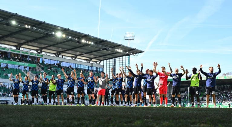05 04 2026 Soccer Season 2025 2026 2 Soccer Bundesliga 28 Matchday SpVgg Greuther Fürth Kleeblatt SGF SC Paderborn 07 SCP Sportfoto Zink xwoxzix DFL regulations prohibit any use of photographs as image sequences and or quasi video only for editorial use Mannschaft Team Paderborn vor Fans Fanblock nach Spielende Jubel Freude