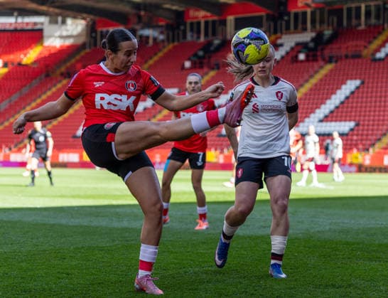 Charlton Athletic Women v Liverpool Women Adobe Womens FA Cup Gloria Siber of Charlton Athletic Women crosses the ball during the Adobe Womens FA Cup Quarter-final match at The Valley, London 05 04 2026 UK Newspapers OUT Copyright: xBenxPetersx FIL-23223-0076