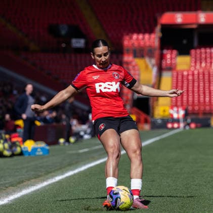 Charlton Athletic Women v Liverpool Women Adobe Womens FA Cup Gloria Siber of Charlton Athletic Women crosses the ball during the Adobe Womens FA Cup Quarter-final match at The Valley, London 05 04 2026 UK Newspapers OUT Copyright: xBenxPetersx FIL-23223-0079